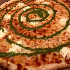 pizza con queso de cabra y pesto