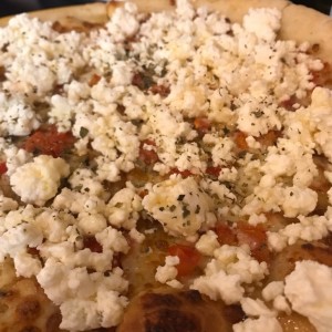 pizza de queso de cabra y tomate 