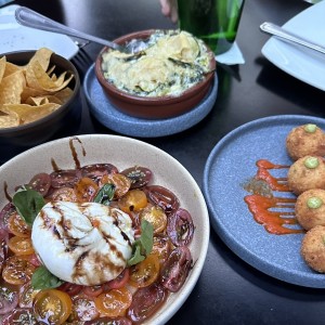 Burrata y tomate rostizados