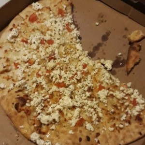 Pizza blanca queso feta y tomate