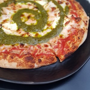 Pizza queso cabra con pesto 