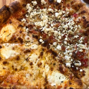 Pizza mitad feta mitad spicy capresse