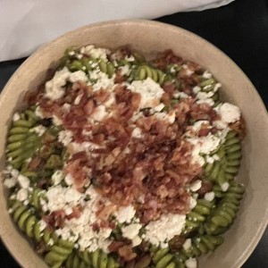 Fusilli al pesto con feta, tomate cherry y tocina