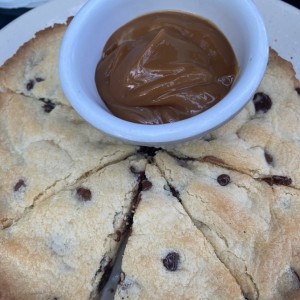 Chocolate chip cookie y salsa de manjar