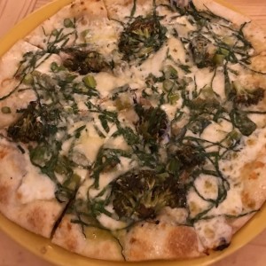 Pizza de brocoli, esparragos y espinacas