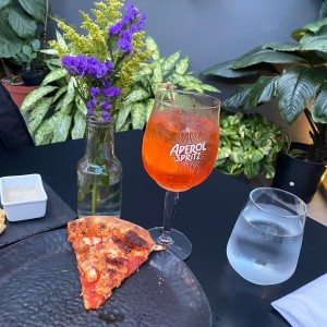 Pizza cuarto carnes y Spritz