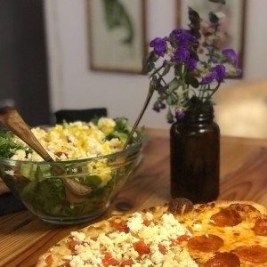 Ensalada de aguacate y Pizza de Queso feta y Peperoni 