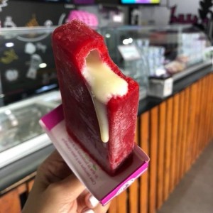 paleta de fresa rellena de leche condensada 