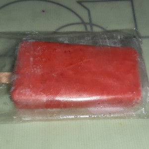 Paleta de fresa rellena de leche condensada