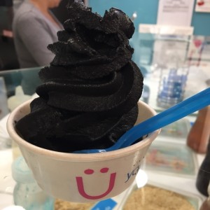 helado de carbon con frutos rojos