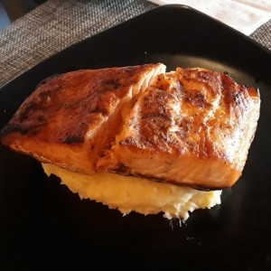 Salmon a la plancha em cama de pure patatan