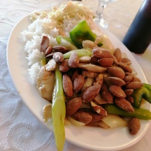 Pollo salteado con almendras y arroz blanco