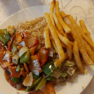 puerco asado, arroz frito y papitas fritas.