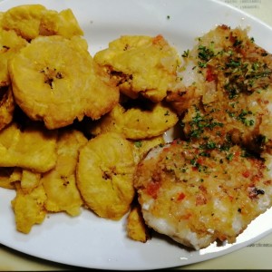 Corvina al ajillo con patacones