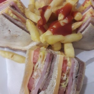 Club Sandwich y papad 