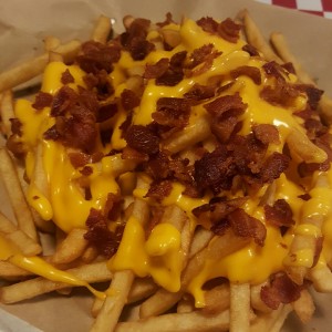 papas fritas con queso derretido y bacon