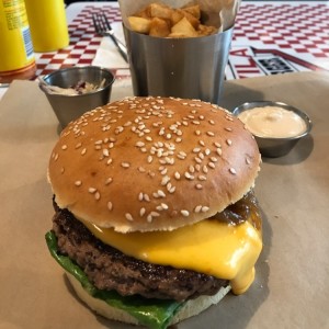 Candy Burger + Papas Bravas!