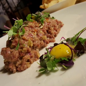 Steak tartare de Angus con huevo de codorniz