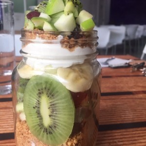 Saludable y delicioso (kiwi, manzana, uva, banana, yogurt griego)