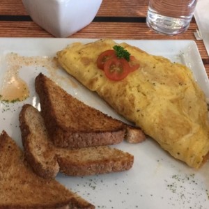 omelette con pavo, queso y hongos