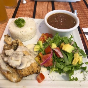 Pollo en salsa de coco con hongos