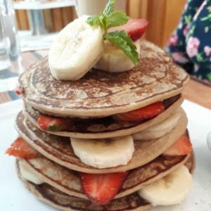 pancakes de banana y fresa