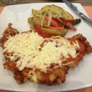 Milanesa de pollo apanada con papas salteadas