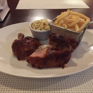 Medio pollo asado con papas fritas. 