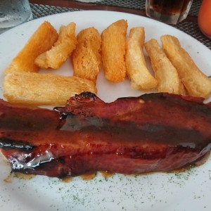 Costilla de cerdo ahumada en salda bbq 