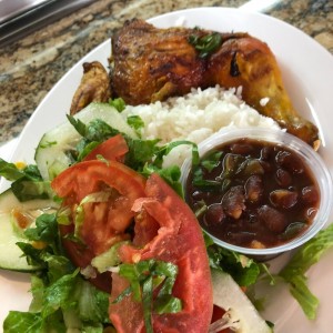 Pollo Asado con arroz, ensalada y porotos