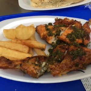 medio pollo asado con yuca frita