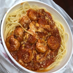 spaguetti en salsa roja con camarones