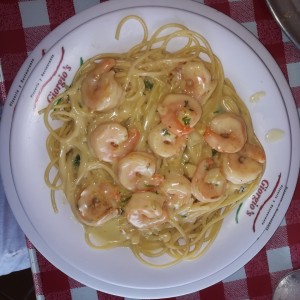 Spaghettis de camarones en salsa blanca