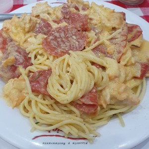 Fettucine con peperroni y pollo en salsa alfredo