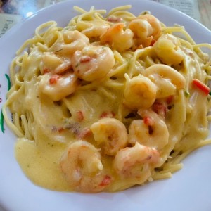 Spaguetti con camarones en salsa blanca