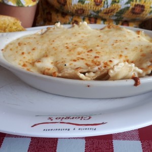 Raviolis de queso en salsa blanca gratinado