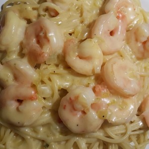 spaguetis con camarones en salsa blanca