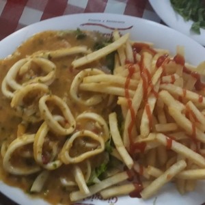 calamares al ajillo con papas fritas. 