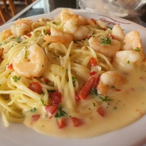 spaghetti con camarones en Salsa blanca 