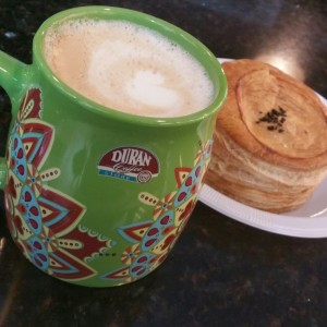 capuccino y pastelillos de queso