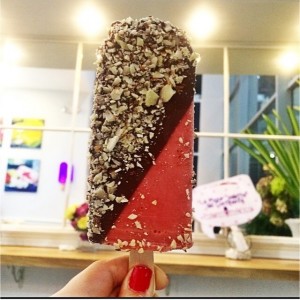 paleta de fresa con cobertura de chocolate y almendras 