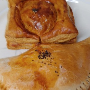 pastelito y empanada de pollo