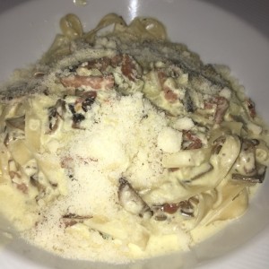 fetuccini a la crema con funghi, parmesano y prosciutto