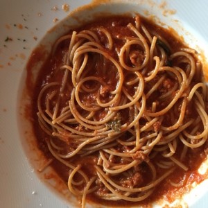 spaguetti integral con salsa bologna