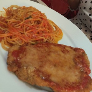 milanesa con pasta pomodoro