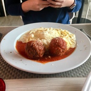 albondigas en salsa filetto con pasta a la crema