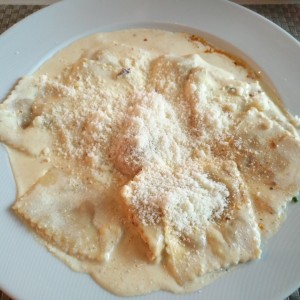 Raviolis con queso de cabra y tomate seco!!