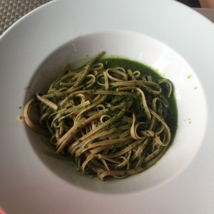 fetuccini integral en salsa pesto