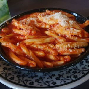 pasta corta con salsa (acompañante)