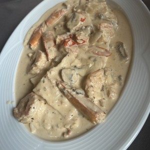 Raviolis de salmon en salsa de gambas 